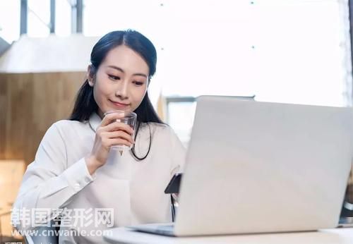 都市女白领久坐容易堆积脂肪 做腿部腹部吸脂减肥术效果怎样?