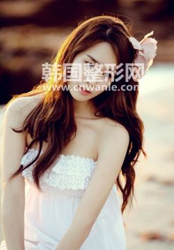 　　要知道射频<a href='/tag_chuzhou14.html'>除皱</a>优点有哪些，首先要了解射频除皱的原理和适合人群。  　　射频除皱的原理：  　　治疗时，射频仪器以高频率的脉冲电流作用于，细胞随着射频高速运动后产生热能，真皮层在大量吸收热能后会刺激成纤维细胞分泌更多<a href='/tag_jiaoyuan19.html'>胶原</a>蛋白，皱纹在得到大量新生<a href='/tag_jiaoyuandanbai8.html'>胶原蛋白</a>后被抚平，同时组织被拉紧，促使肌肤快速恢复到年轻健康的状态，从而达到<a href='/tag_xiaochuzhouwen.html'>消除皱纹</a>，紧致肌肤，延缓衰老的效果。  　　射频除皱的适合人群：  　　其实从治疗理论上看，任何年龄的患者都可以进行治疗。不过射频除皱对于细小轻度皱纹则更为有效，比较适合一些相对皱纹不深的状况进行治疗。该方是目前<a href='/tag_feishoushu10.html'>非手术</a>治疗皱纹效果较显着的激光方法，但对于有明显组织松垂的患者，年龄大于60岁的人士，一般不采用射频除皱，更多的是采用<a href='/tag_mianbuchuzhou11.html'>面部除皱</a>手术。对于开始轻中度松垂，出现<a href='/tag_xixiaozhouwen.html'>细小皱纹</a>，射频除皱则具有明显的优势。  　　射频除皱的优势：  　　1、射频除皱可以有效的刺激胶原蛋白重组，紧致肌肤、减少患者的皱纹，治疗后满意度普遍较高。  　　2、手术过程非常的安全，因为射频除皱不但能保护表皮层，而且能够达到安全又高效的满意效果，比其它非侵入的治疗的安全性更高一些，并且恢复很快。此外，治疗后没有恢复期，患者可以立即恢复日常作息，免去了其它治疗后所必须的注意事项。  　　3、效果持久，在经过射频<a href='/tag_chuzhoushoushu3.html'>除皱手术</a>之后，因新生的胶原蛋白一直延续不断产生，天天都会有改善。并且能够保持一个持久的效果。