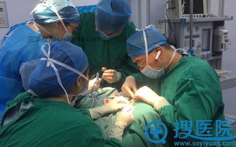 李钢主任在为小男孩进行一期耳廓再造手术过程